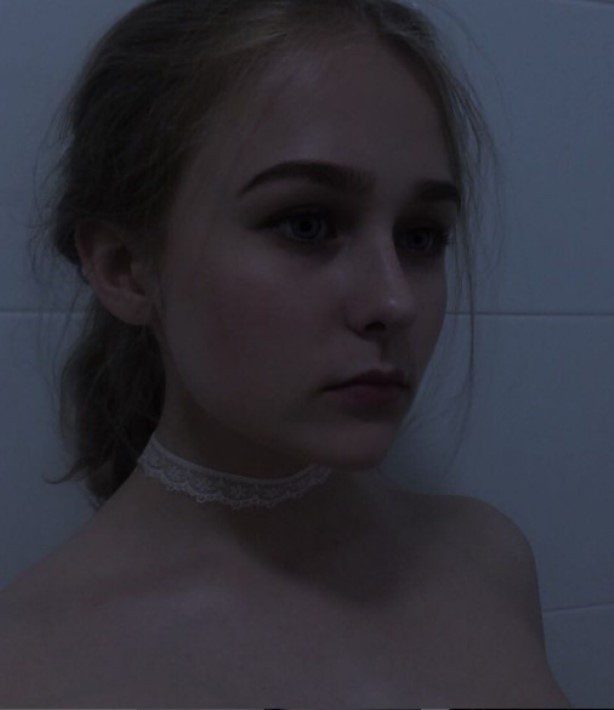 Тарасова на фотке с белым чокером.