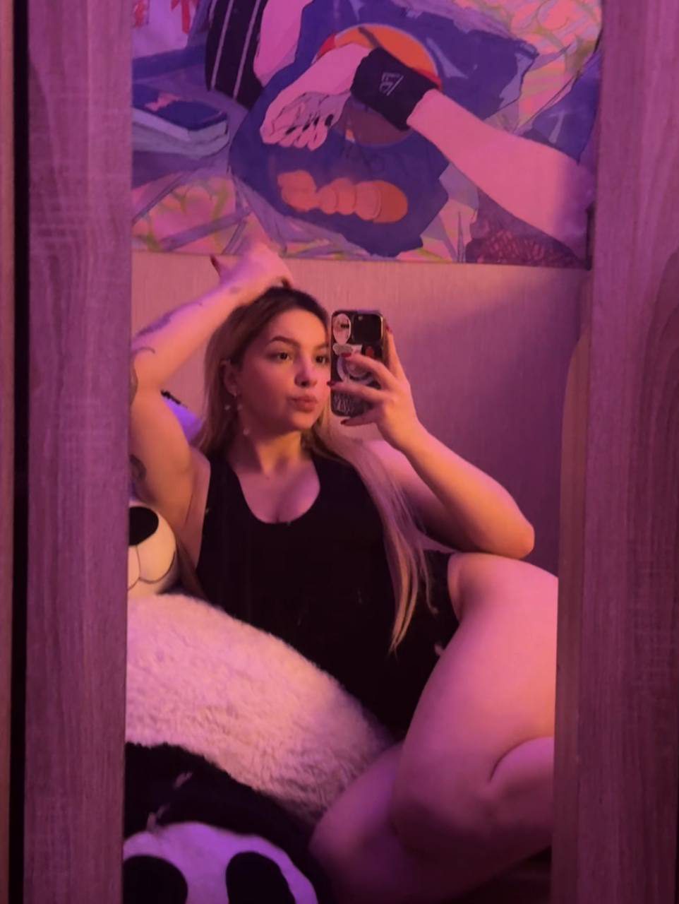 Сексуальная Musclekitty на селфи в обтягивающей чёрной майке и трусах. Сексуальная Musclekitty на селфи в обтягивающей чёрной майке и трусах.