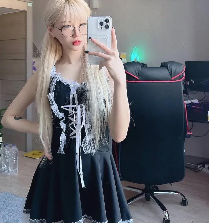 Селфи от Леры Ли в образе блондинки и платье домработницы. Селфи от Леры Ли в образе блондинки и платье домработницы.