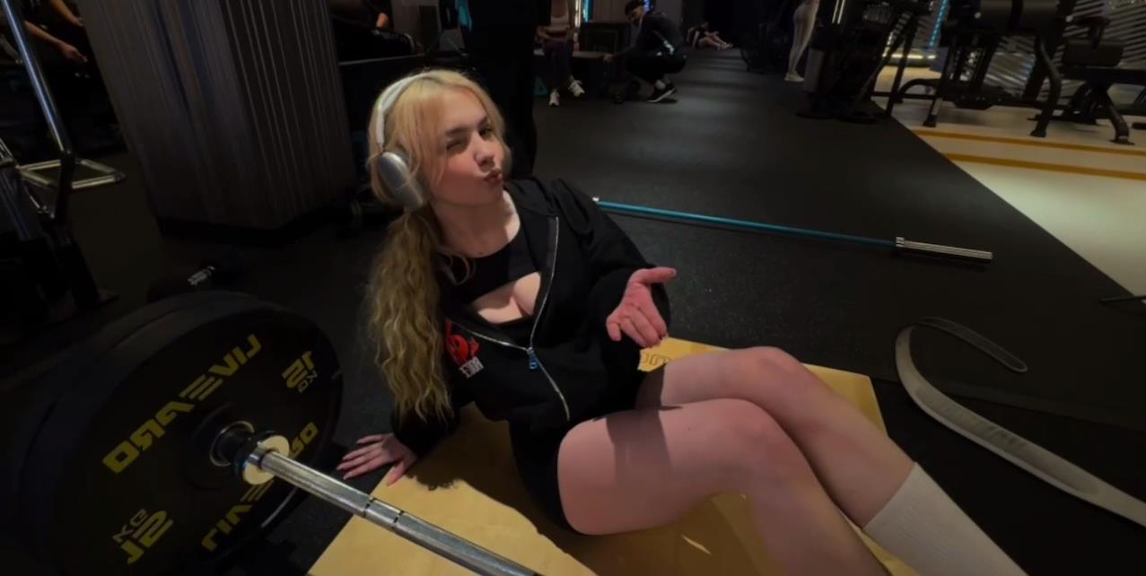 Воздушный поцелуй от Musclekitty прямо с тренировки в спорт зале. Воздушный поцелуй от Musclekitty прямо с тренировки в спорт зале.