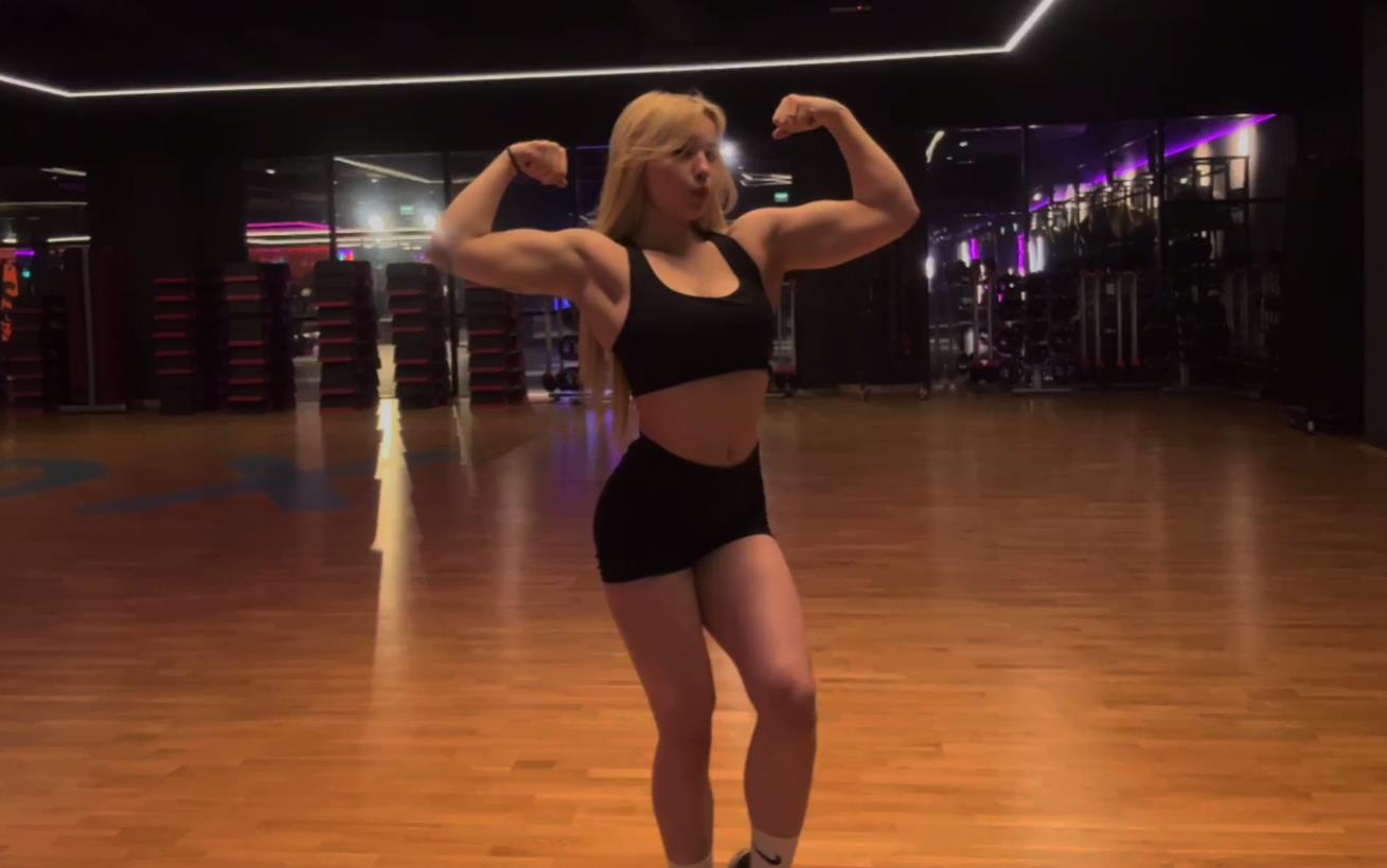 Сексуальная подтянутая Musclekitty на фото позирует в чёрном нижнем спортивном белье. Сексуальная подтянутая Musclekitty на фото позирует в чёрном нижнем спортивном белье.