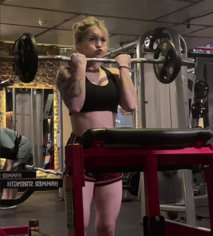 Смешной снимок с Musclekitty качающей мышцы. Смешной снимок с Musclekitty качающей мышцы.