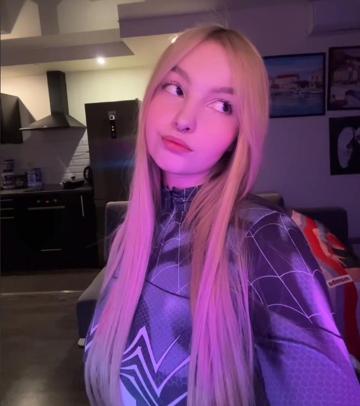 Селфи от блондинки Musclekitty в костюме человека паука. Селфи от блондинки Musclekitty в костюме человека паука.