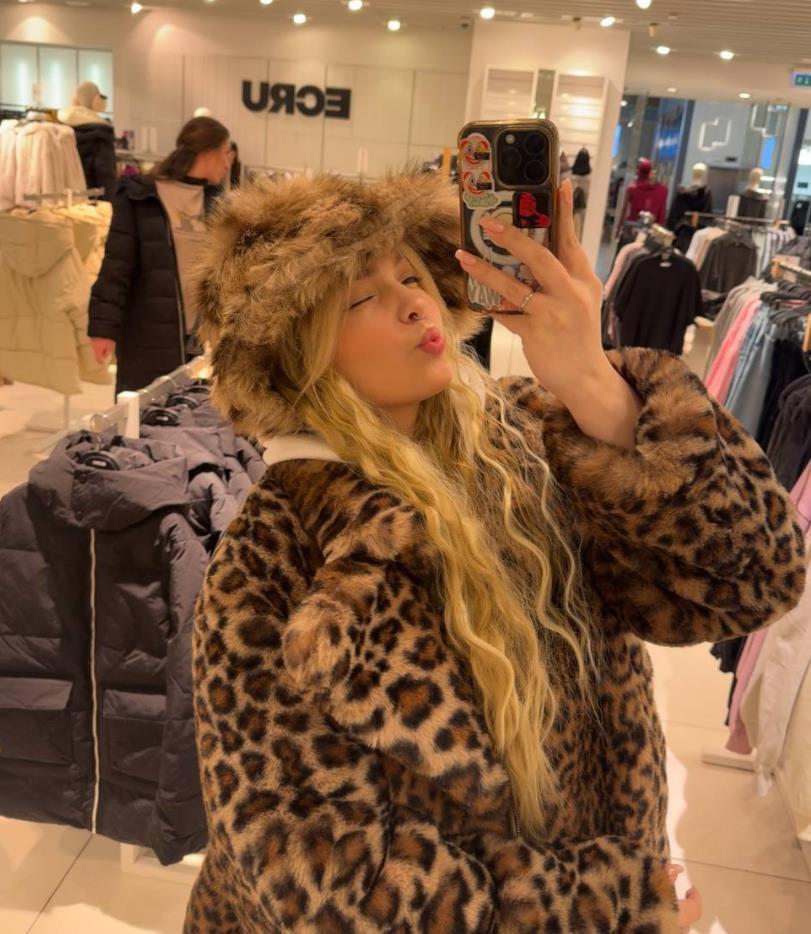 Смешное селфи от Musclekitty в леопардовой шубе. Смешное селфи от Musclekitty в леопардовой шубе.