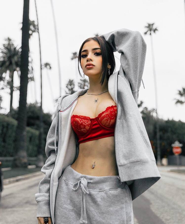 Сексуальная фотка с Katteyes в ярком красном лифчике из ТГ.