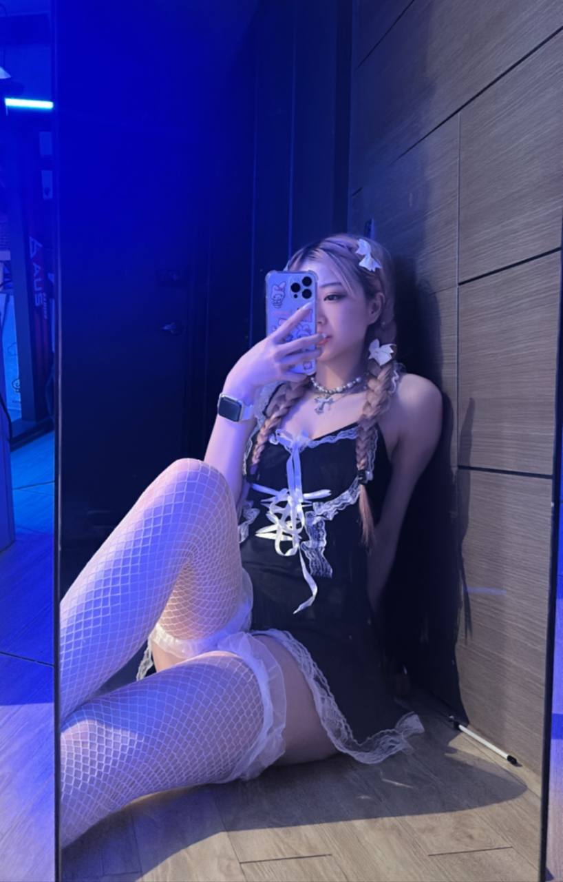 Лери (Сатанмейт) Ли на откровенном фото в униформе горничной и белых сетчатых чулках. Лери (Сатанмейт) Ли на откровенном фото в униформе горничной и белых сетчатых чулках.