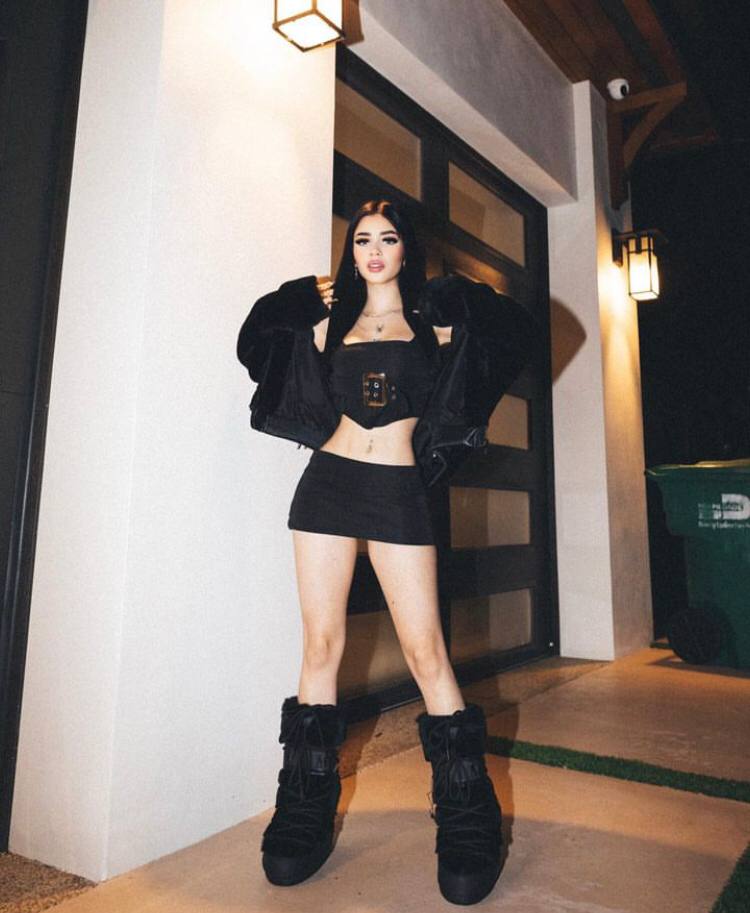 Старый снимок и социальных сетей Katteyes в чёрной мини юбке.