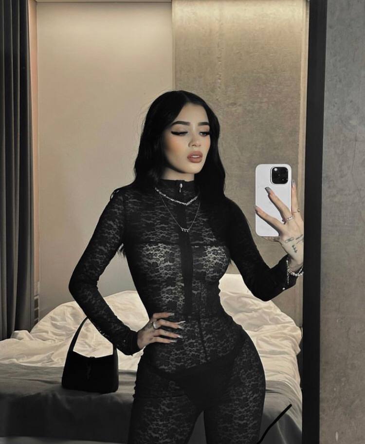 А тут она сделала самострел в чёрном прозрачном платье и нижнем белье.