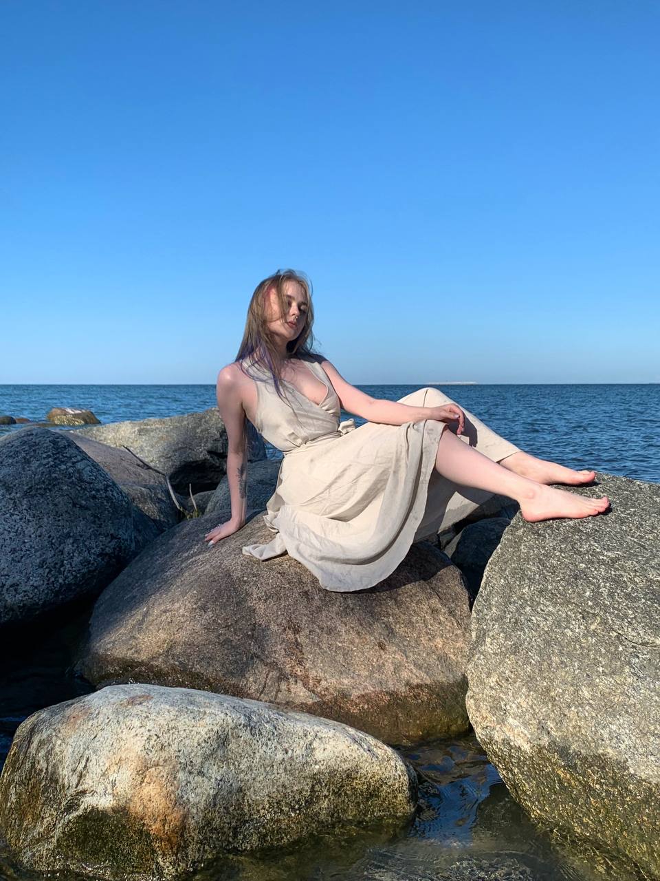 Ksyasha в платье у моря.