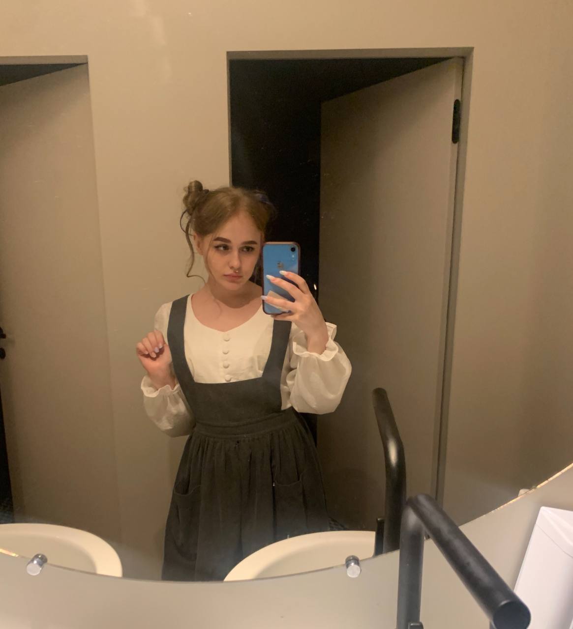 Смешное селфи Ксении в платье.