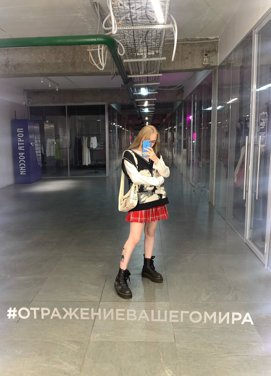 Горячее селфи Ксяши в красной школьной мини юбке.