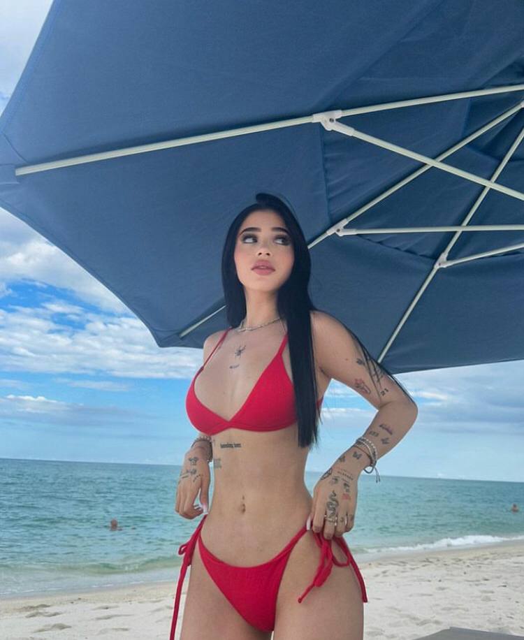 Горячее слитое в сеть фото Katteyes в красном купальнике на фоне моря.