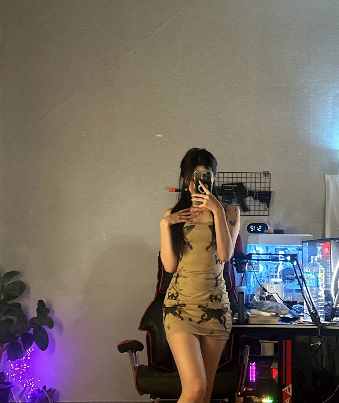 Слитое в сеть фото satanmate в обтягивающем мини платье. Слитое в сеть фото satanmate в обтягивающем мини платье.