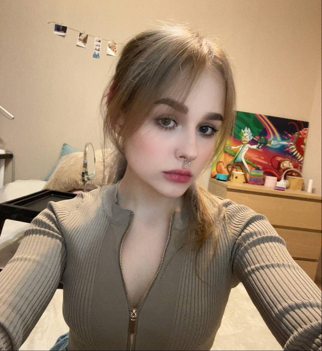 Селфи Тарасовой с пирсингом в носу.