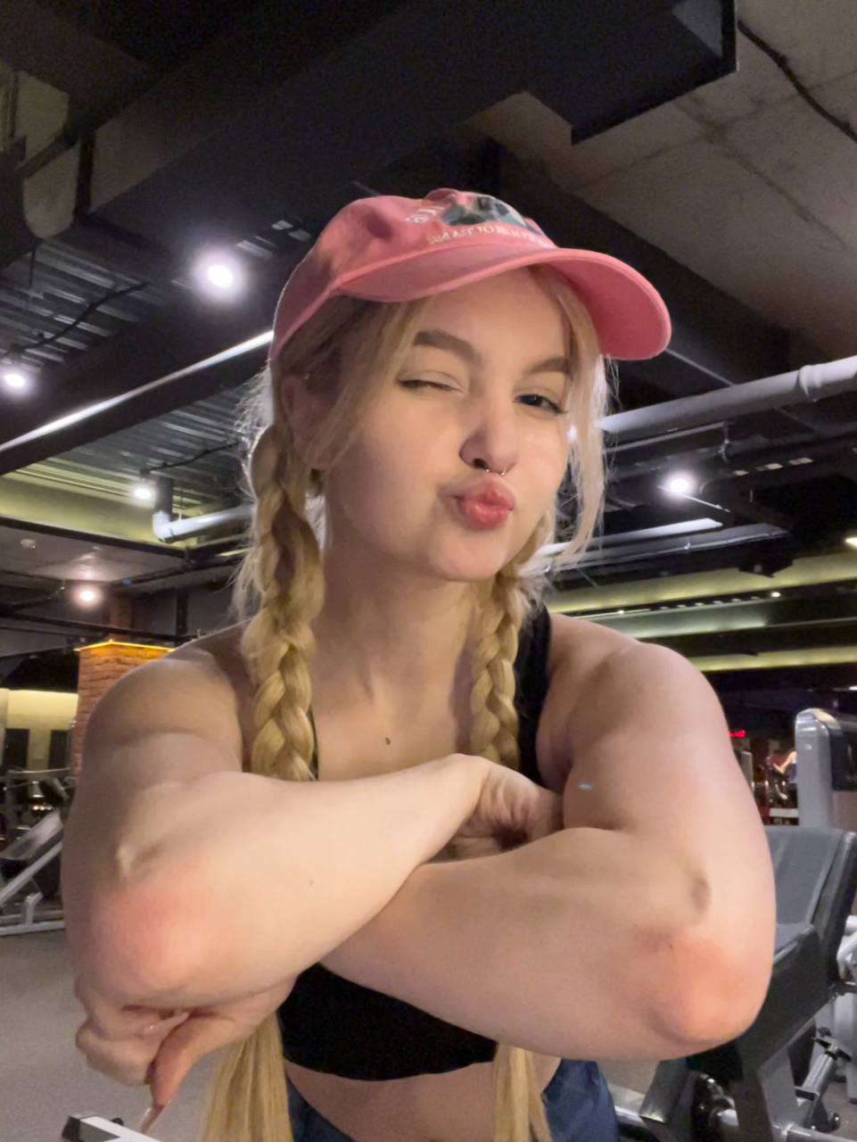 Угарная фотка Musclekitty в розовой кепке и с косичками. Угарная фотка Musclekitty в розовой кепке и с косичками.