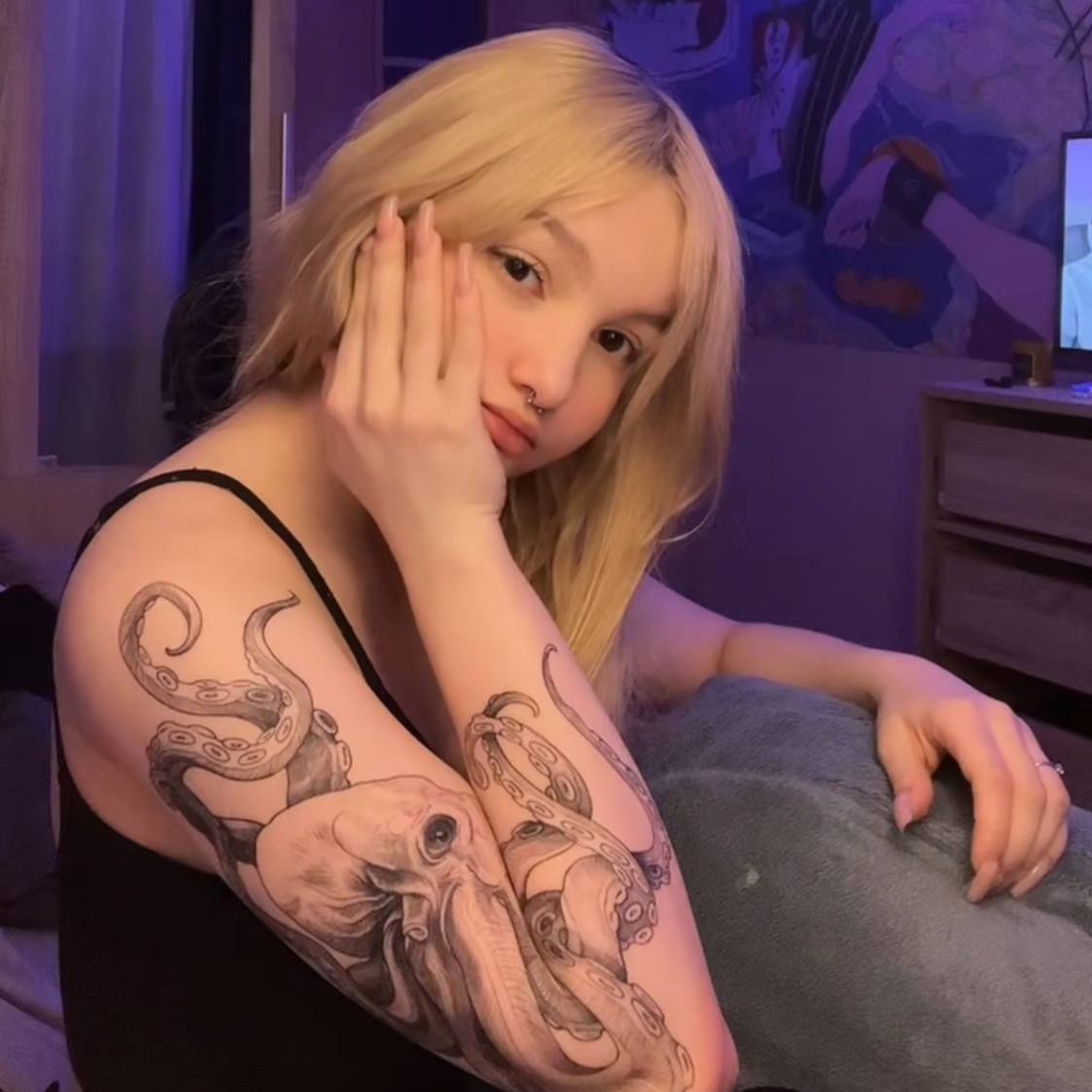 Слитое в сеть фото Musclekitty с татуировкой осьминога на руке. Слитое в сеть фото Musclekitty с татуировкой осьминога на руке.