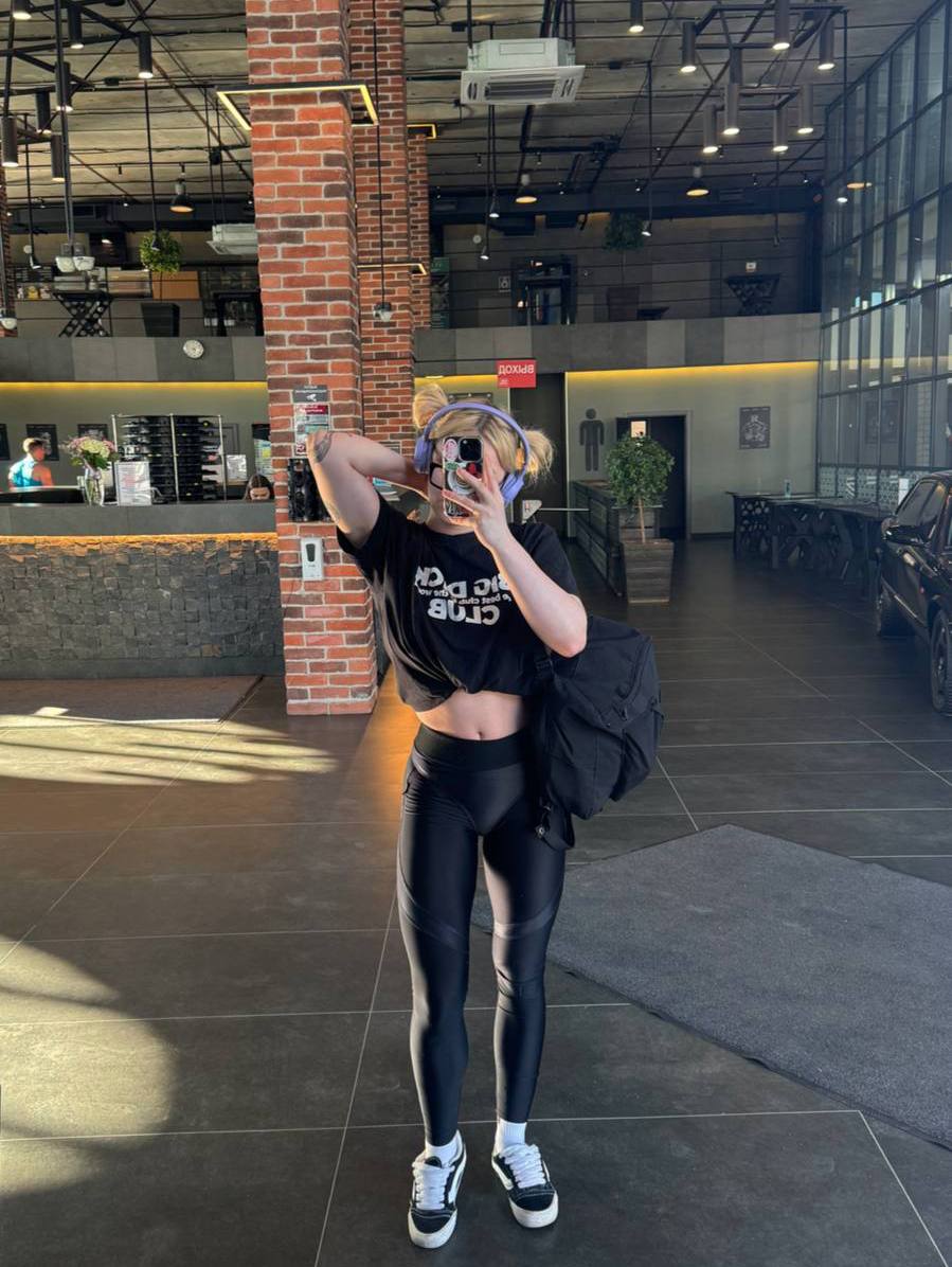 Селфи Musclekitty в обтягивающих лосинах. Селфи Musclekitty в обтягивающих лосинах.