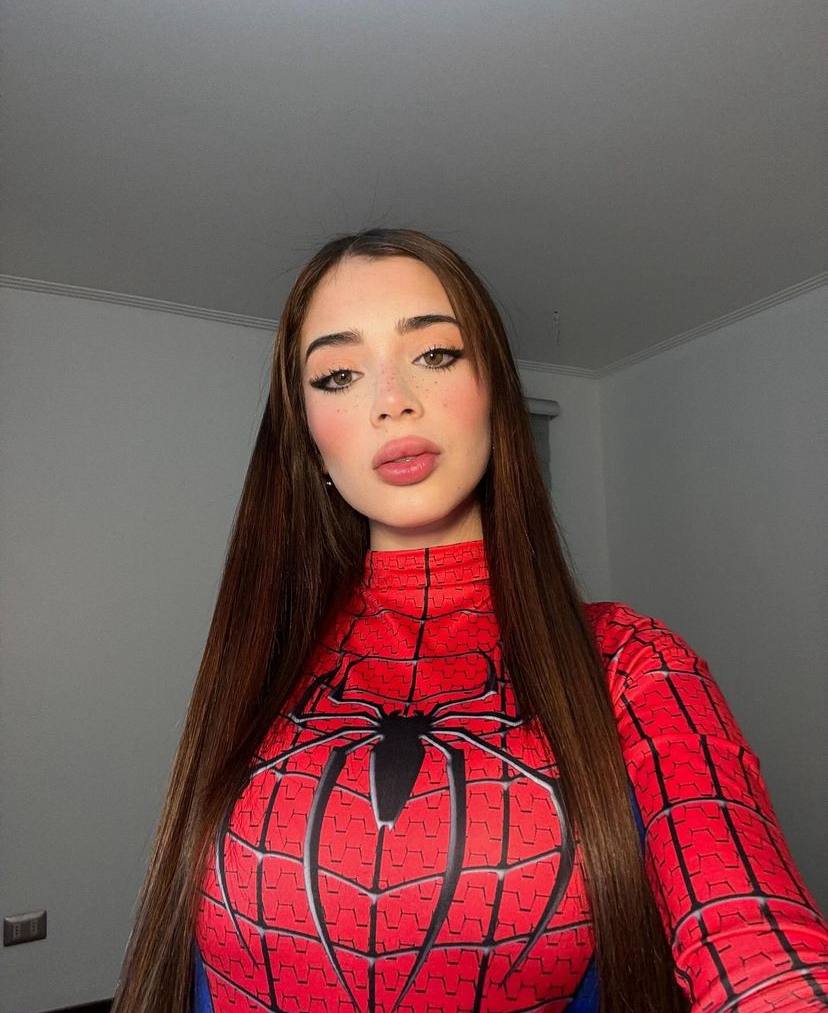 А тут Katteyes сделала косплей фото в костюме человека паука, как у популярной Софи Рейн.