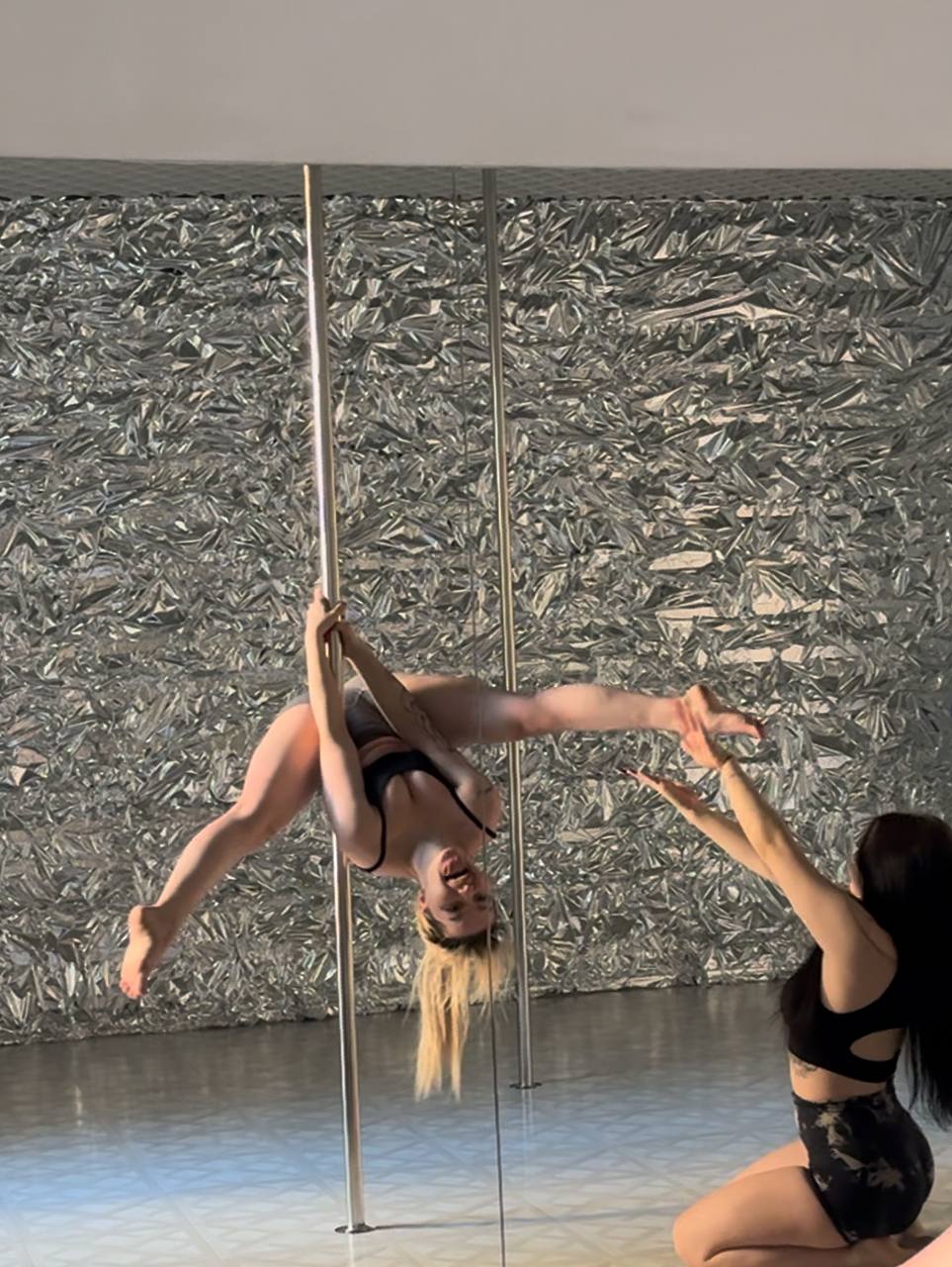 А на этой смешной фотке Musclekitty в чёрном лифчике и труселях висит с разведёнными ногами на шесте. А на этой смешной фотке Musclekitty в чёрном лифчике и труселях висит с разведёнными ногами на шесте.