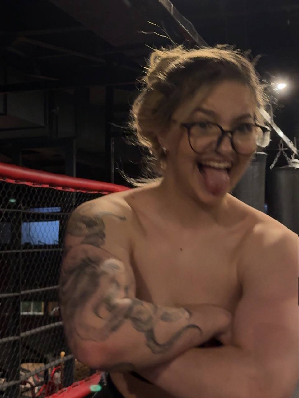 Накаченная фитнес блогерша Musclekitty в очках показала свой язык. Накаченная фитнес блогерша Musclekitty в очках показала свой язык.