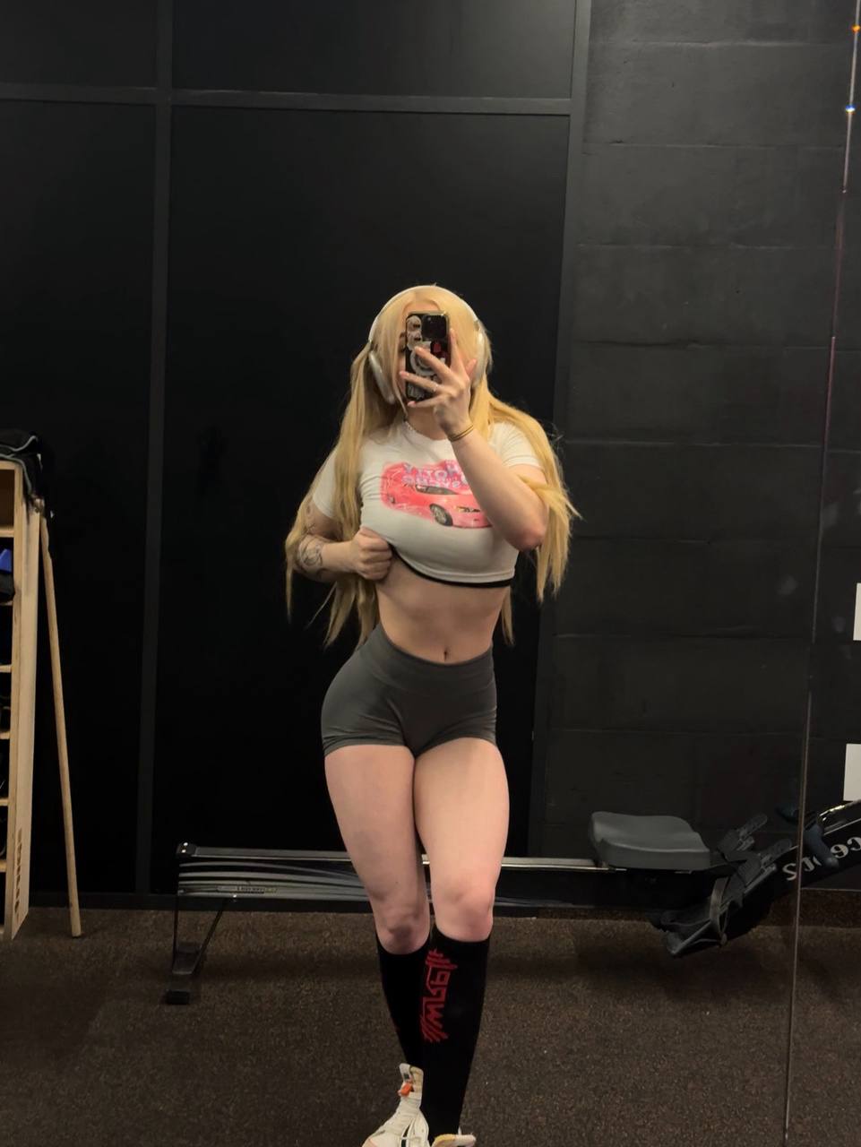 Соблазнительное селфи Musclekitty в обтягивающих мини шортах и попытке снять с себя майку. Соблазнительное селфи Musclekitty в обтягивающих мини шортах и попытке снять с себя майку.