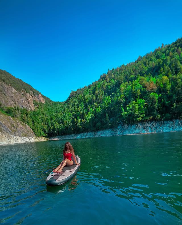 Katerina999 катается на сапе по озеру в красном купальнике, аля спасатели малибу.