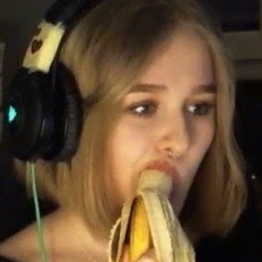 Стримерша Ксяша "Ksyasha" (25 фото Ксеньи Тарасовой слитых в сеть)