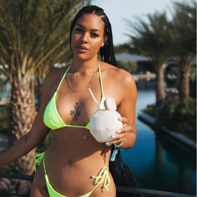 Горячая мулатка Лиз Кэмбидж на фотке в салатовом бикини.