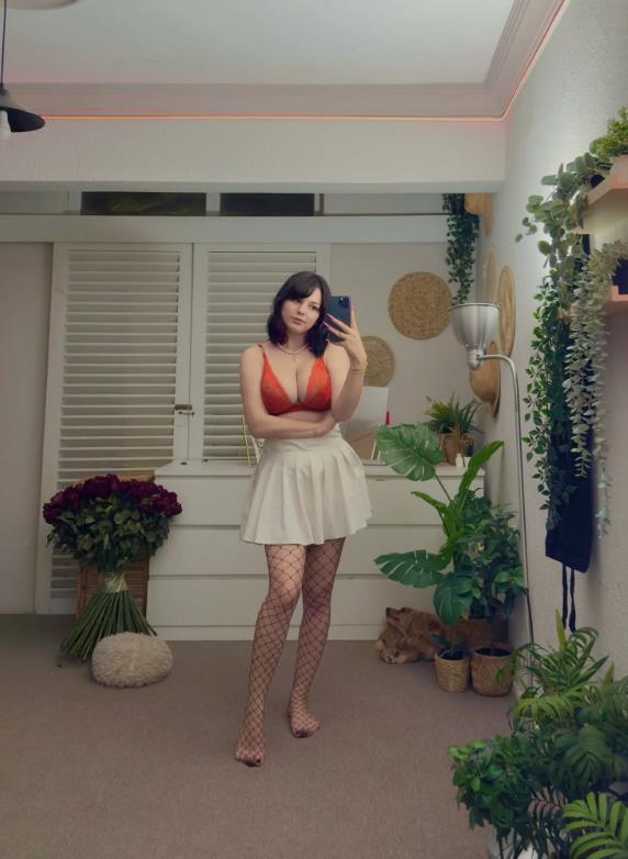Откровенное селфи от Эзры A.A.V. Вандан в лифчике, мини юбке и чулках в сеточку. Откровенное селфи от Эзры A.A.V. Вандан в лифчике, мини юбке и чулках в сеточку.