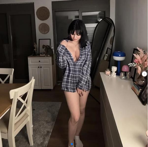 Сексуальная Эзра Вандан на фотов клетчатой рубашке на голое тело без лифчика. Сексуальная Эзра Вандан на фотов клетчатой рубашке на голое тело без лифчика.