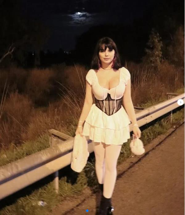 Эзра Вандан на слитом сеть фото на дроге в косплей наряде и белых чулках. Эзра Вандан на слитом сеть фото на дроге в косплей наряде и белых чулках.