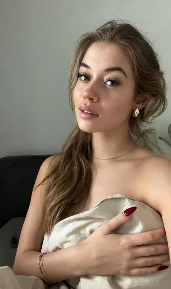 Слитое в сеть домашнее селфи от Viktoriakpa закрыв голое тело полотенцем.