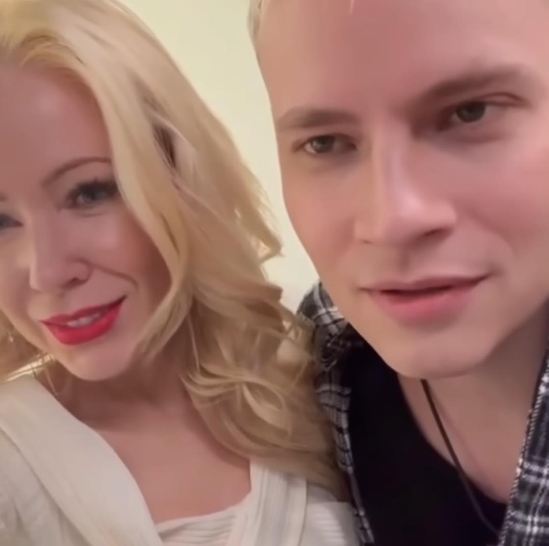 Свежее совместное фото Мизулиной и Шамана попавшее в сеть. Свежее совместное фото Мизулиной и Шамана попавшее в сеть.