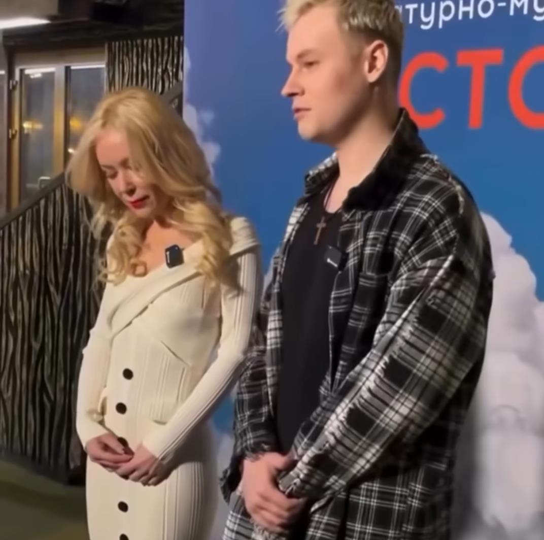 Ярослав Дронов с Екатериной Мизулиной - теперь официально своей девушкой. Ярослав Дронов с Екатериной Мизулиной - теперь официально своей девушкой.