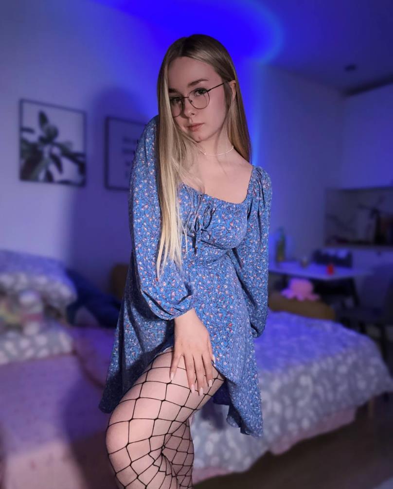 Домашнее фото от vvinogradikk в платье, чулках и очках. Домашнее фото от vvinogradikk в платье, чулках и очках.