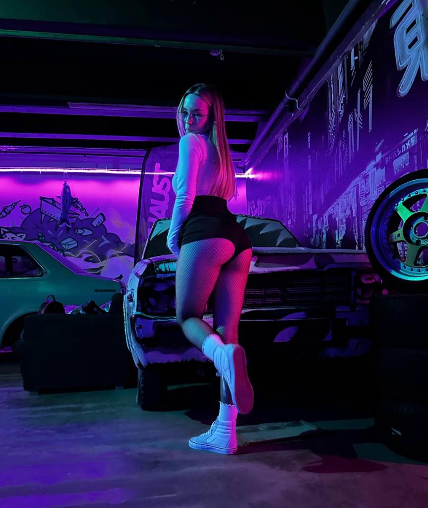 Неоновое фото vvinogradikk в коротких шортах и чулках в сетку. Неоновое фото vvinogradikk в коротких шортах и чулках в сетку.