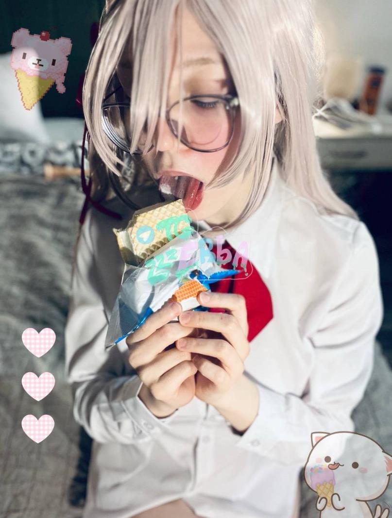 А на этом снимке riprareswag соблазнительно ест вафлю. А на этом снимке riprareswag соблазнительно ест вафлю.