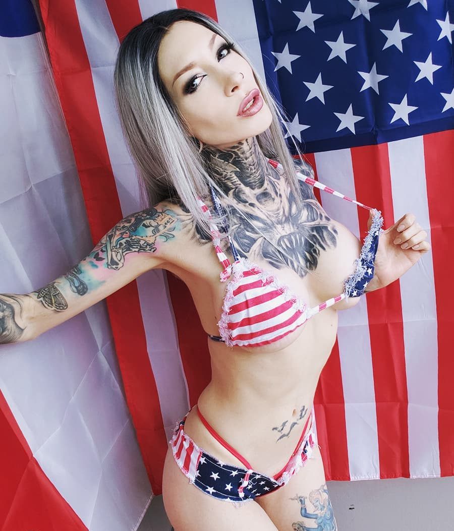 Фото Рэйзор Кэнди в лифчике и трусах в цветах флага США.