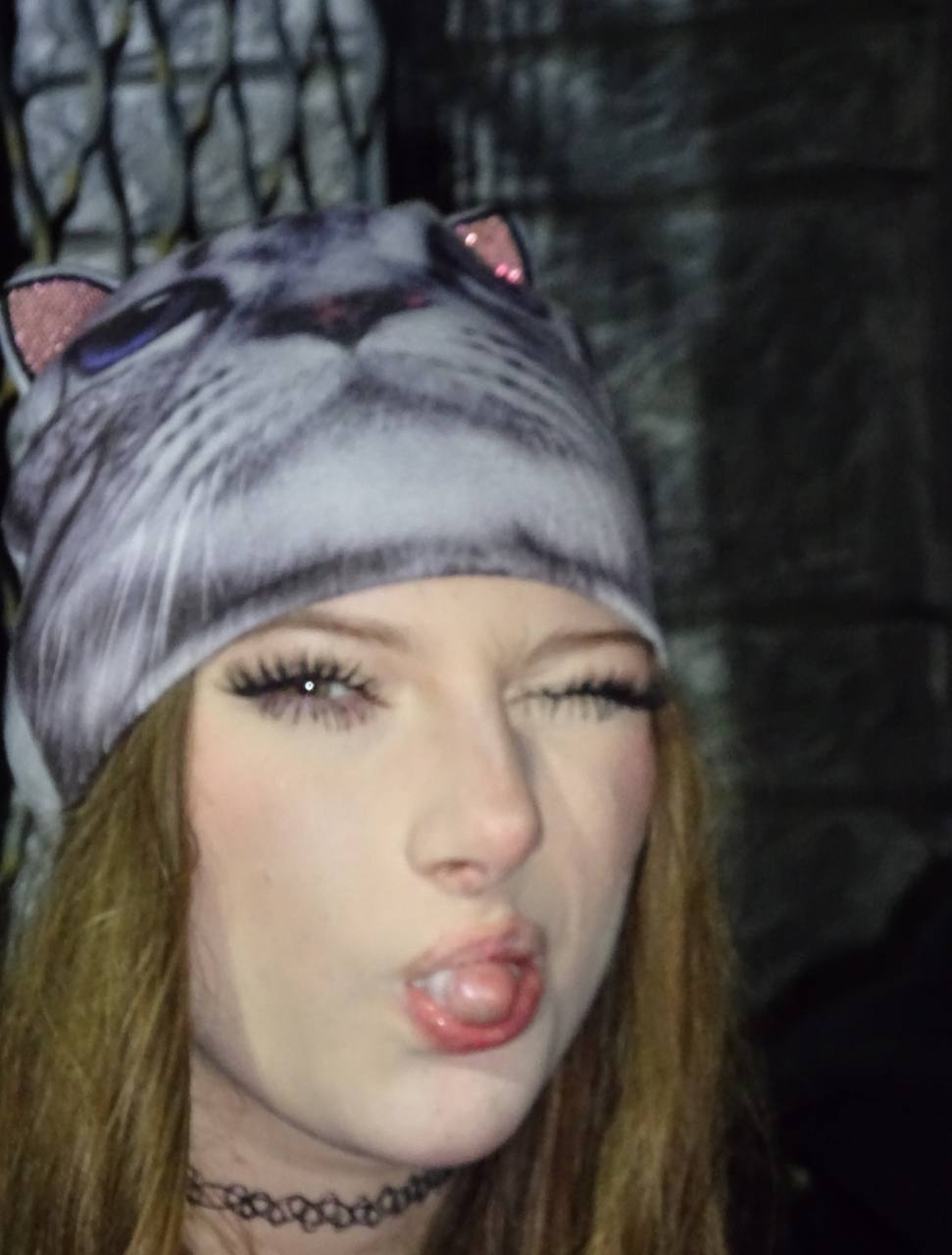 Смешная фотка в шапке с кошкой и высунутым языком от ВТФ Регины.