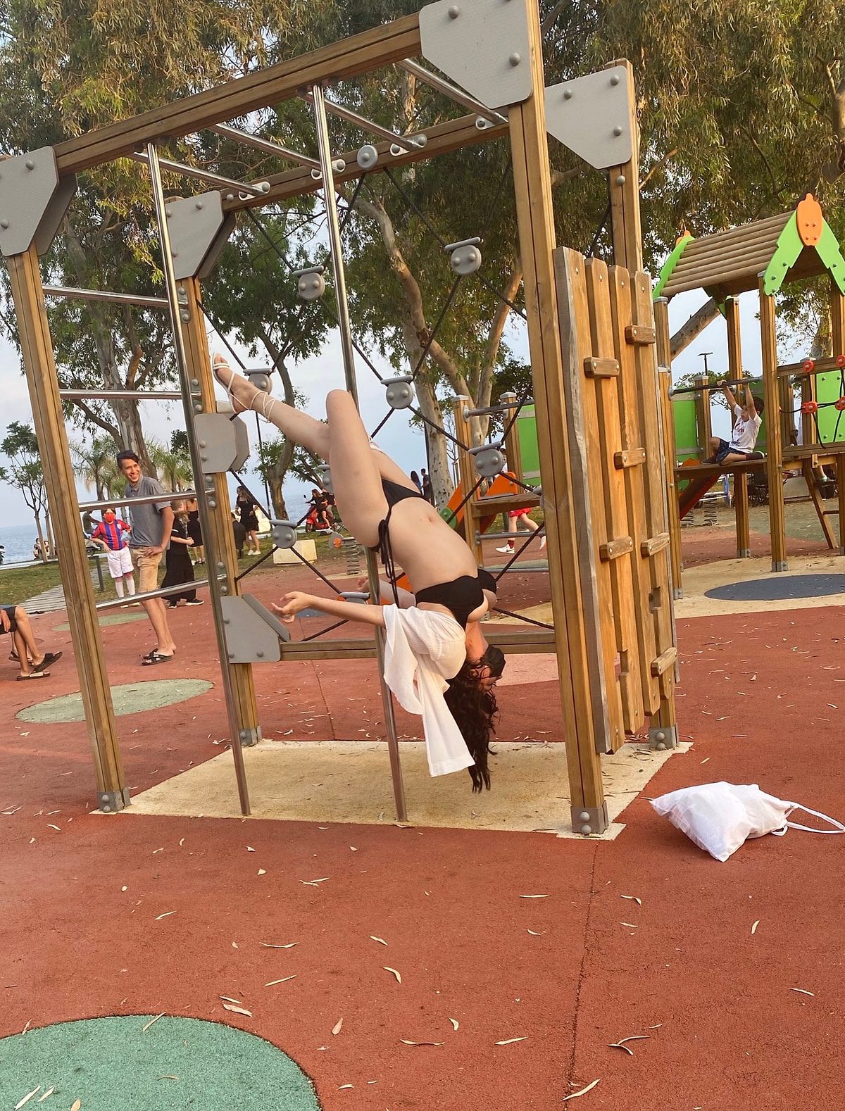 Стриптиз от Эзры Вандан на спортивной площадке в чёрном нижнем белье. Стриптиз от Эзры Вандан на спортивной площадке в чёрном нижнем белье.