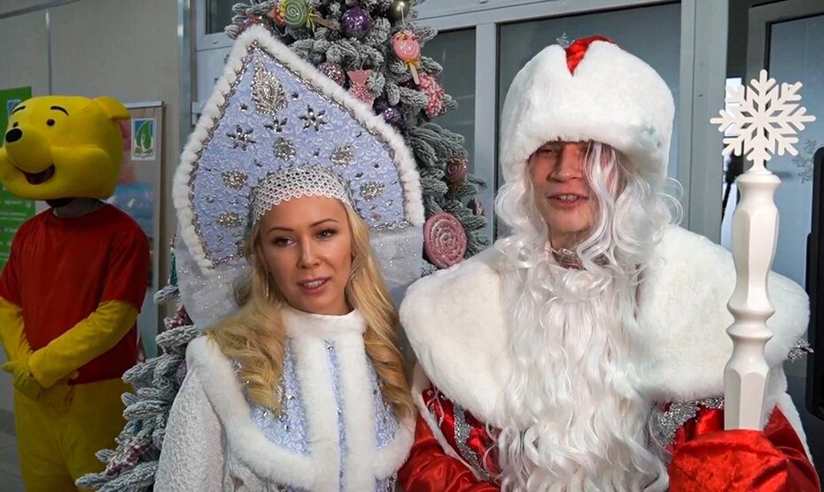 Смешное фото Мизулиной и Шамана в костюмах Деда Мороза и Снегурочки. Смешное фото Мизулиной и Шамана в костюмах Деда Мороза и Снегурочки.