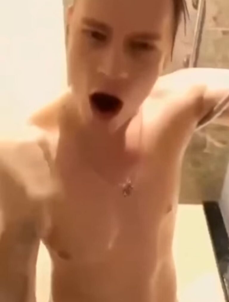 Слитое в сеть фото Шамана с голым торсом. Слитое в сеть фото Шамана с голым торсом.