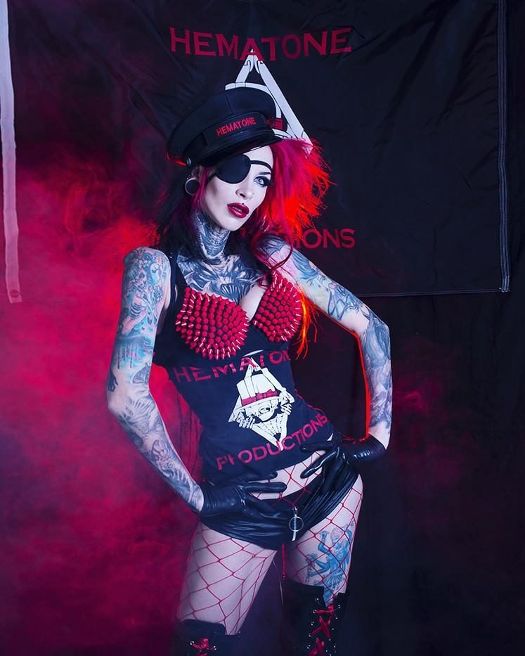 Пиратка Рэйзор Кэнди в красных чулках в сеточку.