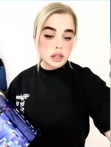 Губастая блондинка Фенси "fensi" с планшетом в руках. Губастая блондинка Фенси "fensi" с планшетом в руках.