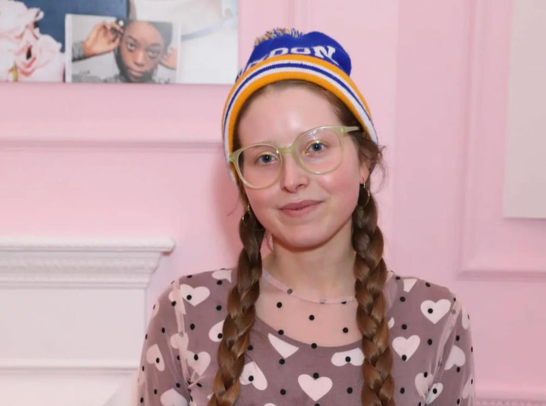 Смешное фото Jessie Cave с косичками, в зимней шапке и очках. Смешное фото Jessie Cave с косичками, в зимней шапке и очках.