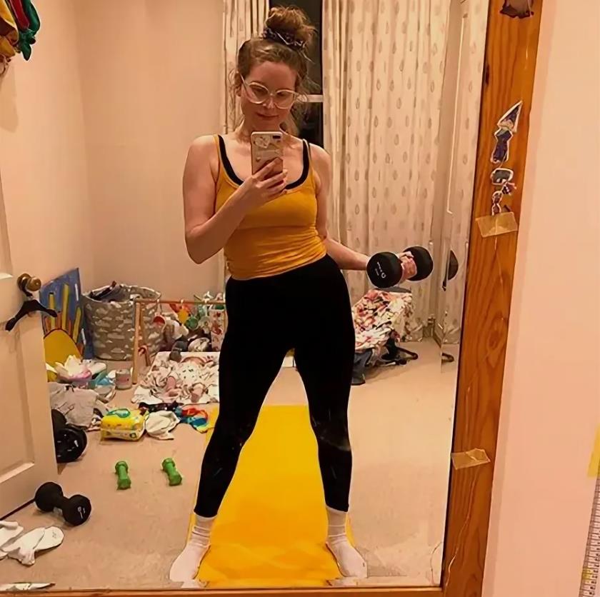 Слитое в сеть домашнее (хоум) фото Джесси Кейв на селфи в лосинах с гантелей и без макияжа. Слитое в сеть домашнее (хоум) фото Джесси Кейв на селфи в лосинах с гантелей и без макияжа.