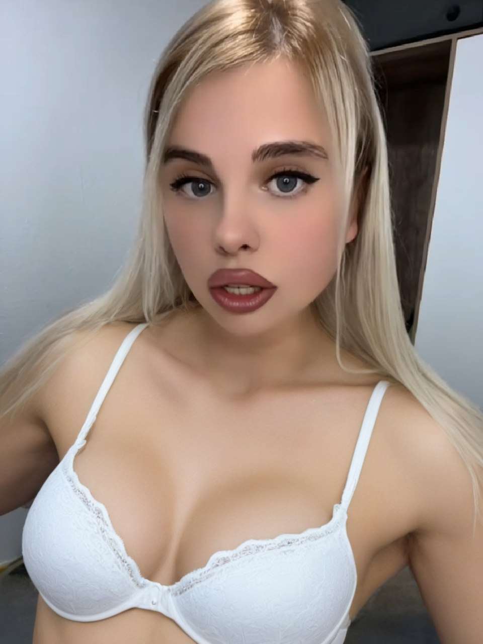 Горячее фото с Фэнси pubg mobile в белом лифчике слитое в сеть. Горячее фото с Фэнси pubg mobile в белом лифчике слитое в сеть.