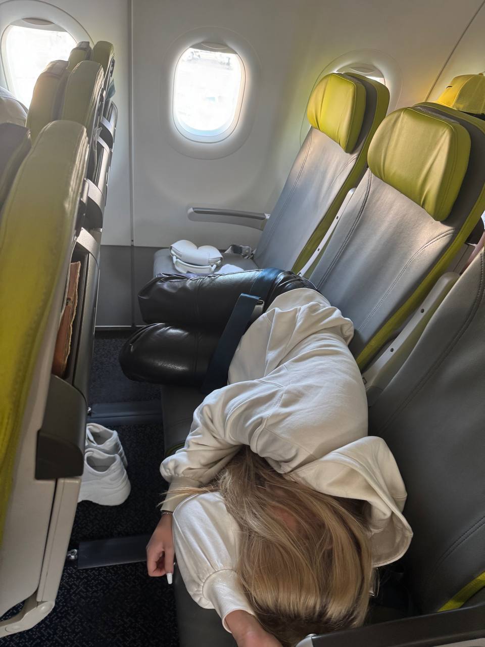 Вот фото с Ксюшей Авдеевой из ШГШ в самолёте. Видимо по пути на тот самый отдых... Вот фото с Ксюшей Авдеевой из ШГШ в самолёте. Видимо по пути на тот самый отдых...