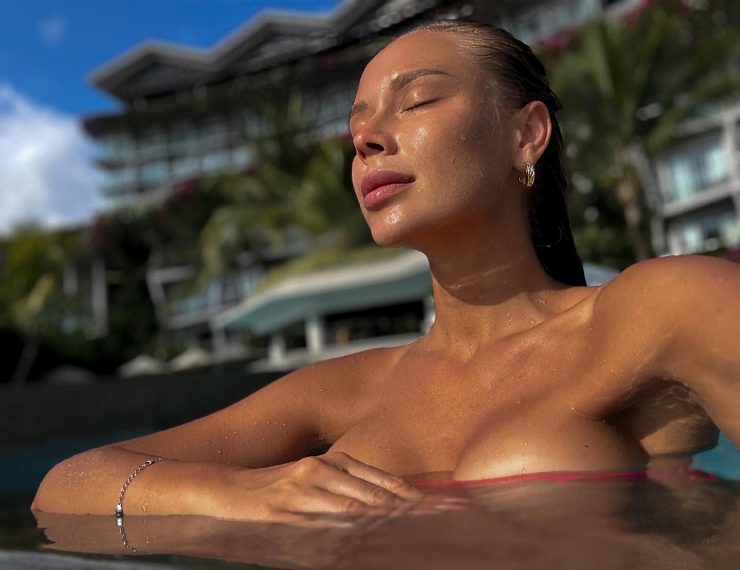 Зоя Фуць на горячем фото в бассейне.