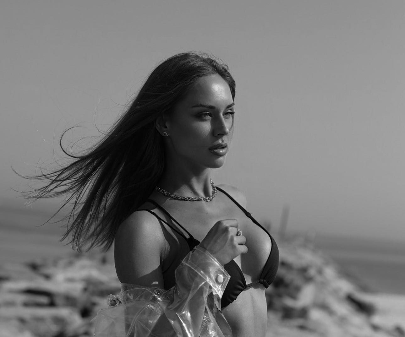 А на этом ЧБ снимке она в чёрном лифчике от купальника.